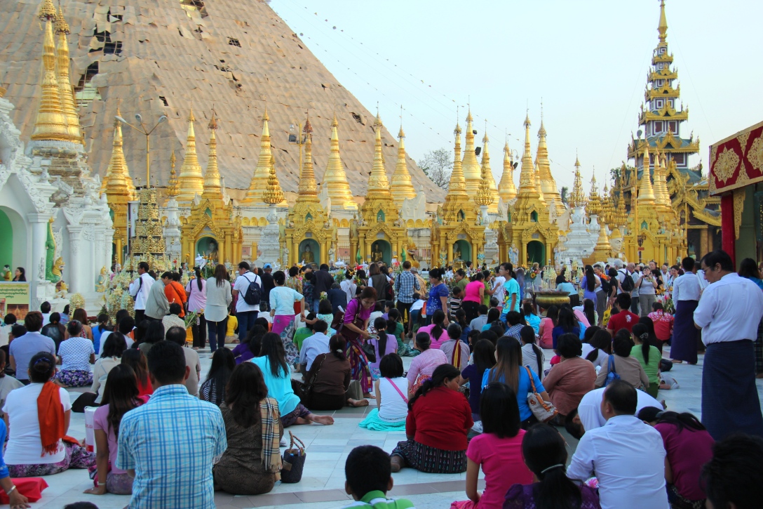 people praying at the Shwedagon Pagoda